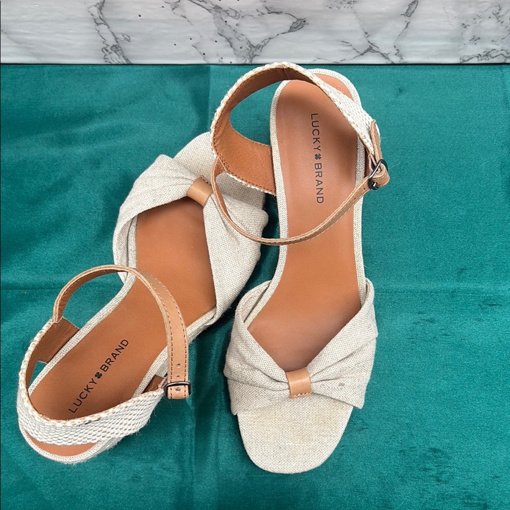 Lucky Brand Cream and Tan Sandals with Minimalist Design - Picture 5 of 7